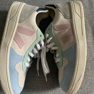 Limited edition Suede Veja Sneakers- Size 8